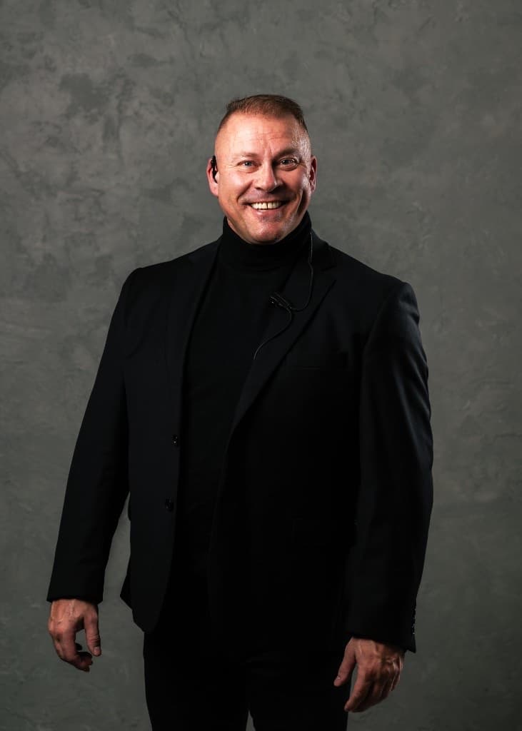 Close-protection officer of the house in plain clothes